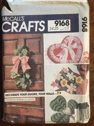 9168 738 MCCALLS  SEASON DOOR/ WALL HANGINGS  BASKET- GHOST PATTERN